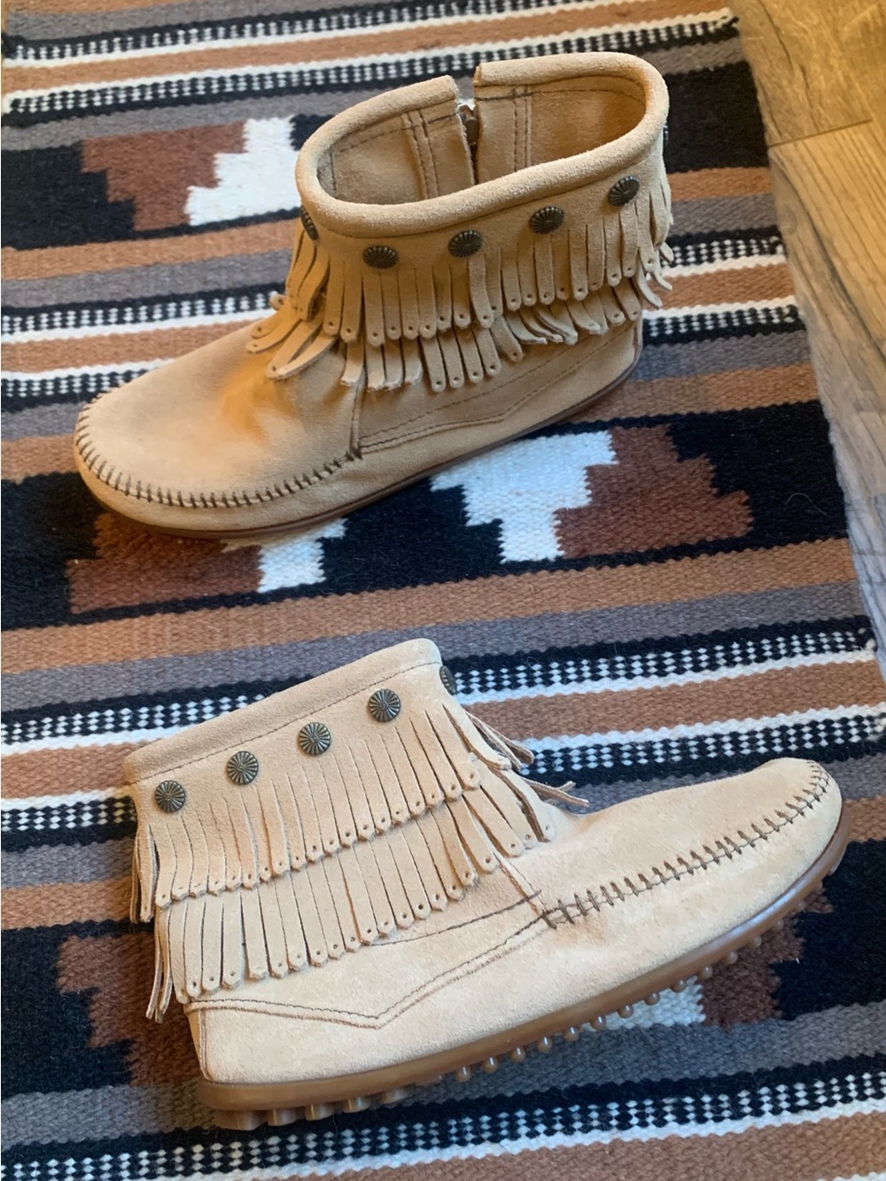 Minnetonka Tan Suede Fringe Moccasin Boots with Conchos NWOT - Size 9.5